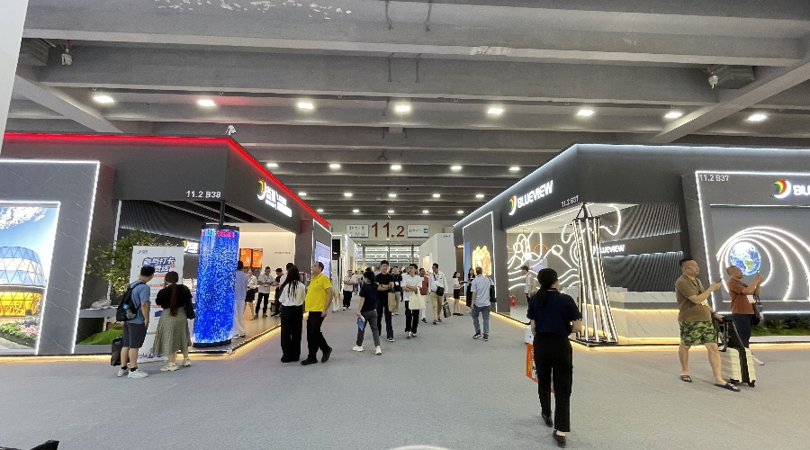  全栈方案重塑场景体验|开展首日，蓝景携双展位闪耀2025年光亚展